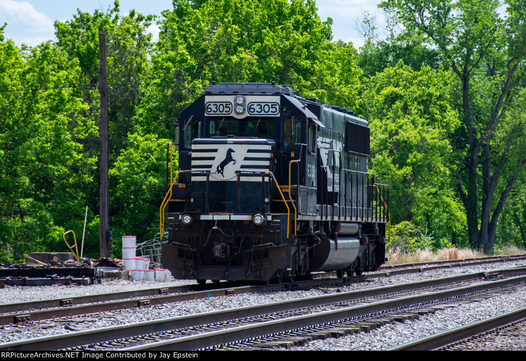 NS 6305 waits for its next assignment at Dundee Yard 